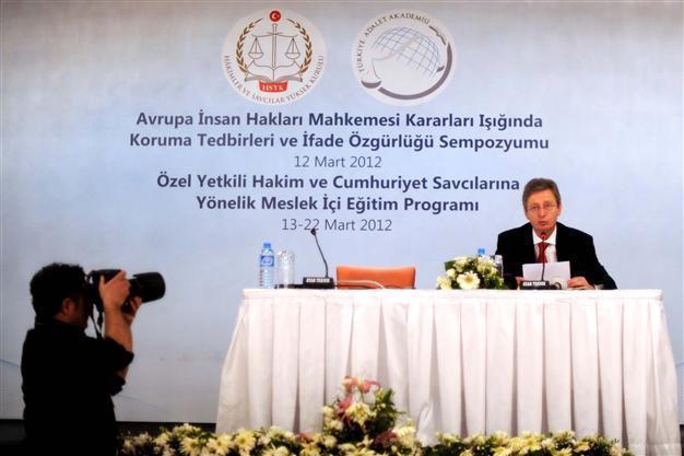Translator crisis halts international symposium with Gladio prosecutor