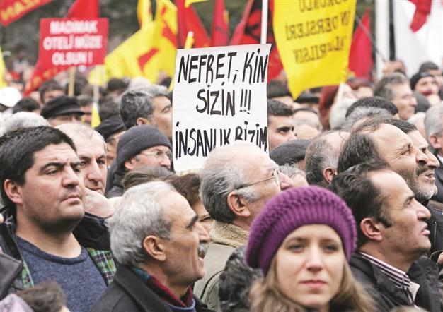 Gül hails scribes’ release, questions Sivas ruling