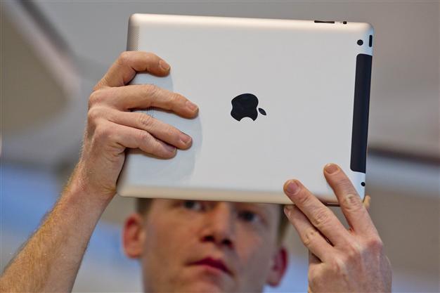 Apple fans snap up new iPad, but response muted