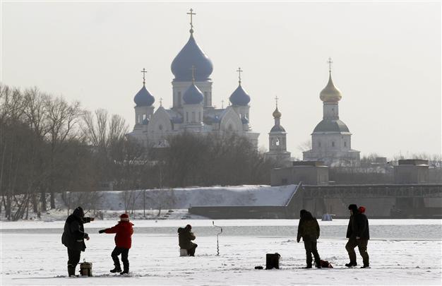 Russia rescues 675 anglers off drifting ice sheet