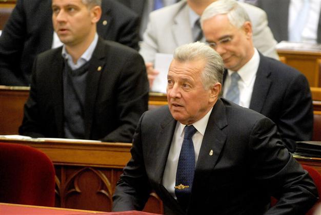 Hungarys president resigns