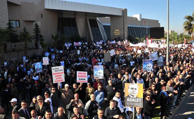 İzmir mayor on trial over embezzlement charges