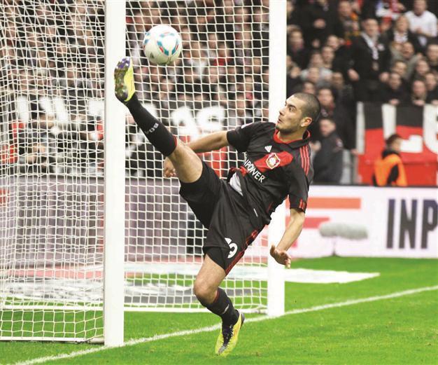 Leverkusen set to take tough Barcelona test