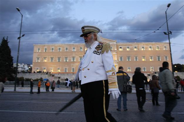 Small Greek pension funds oppose debt swap