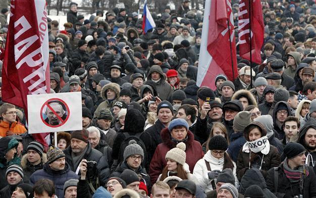 Moscow allows 50,000 to rally against Putin