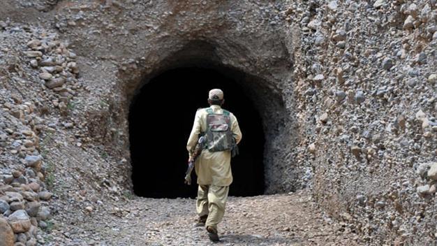 Avalanche buries at least 100 Pakistani soldiers, search postponed