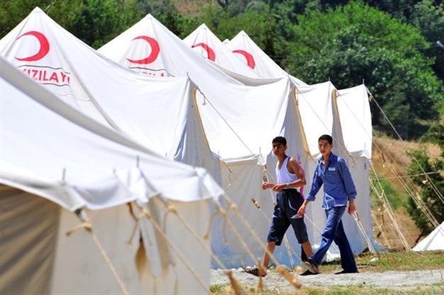 Nearly 700 Syrians flee to Turkey in single day: official