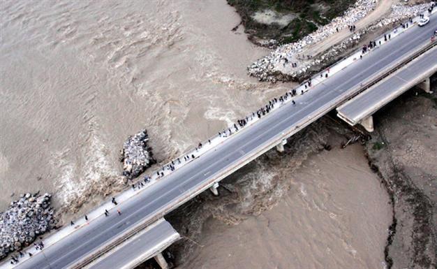 One dead in Turkey bridge collapse, 14 remain missing