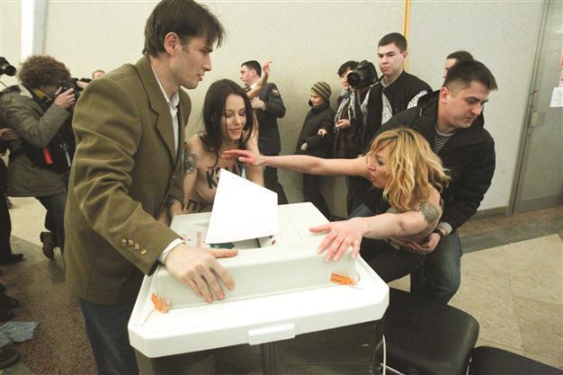 Scrutinized by webcams, Russia votes for Kremlin