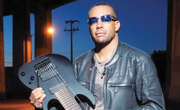 Famous guitar virtuoso live at club Roxy