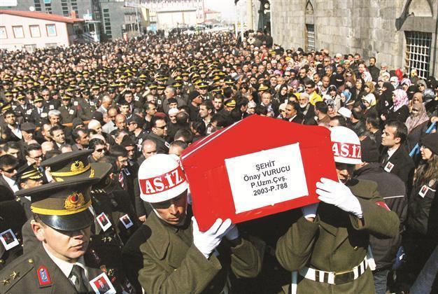 Thousands gather for farewell to soldiers