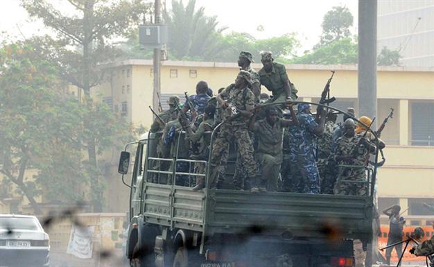 Mali soldiers claim to oust regime in coup