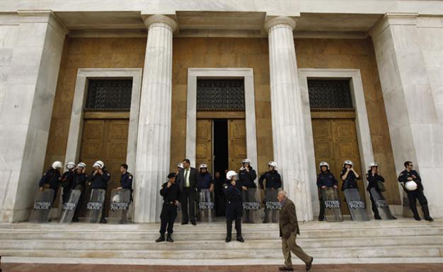 Firebomb explodes at Greek government office