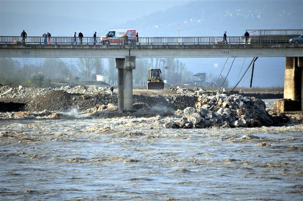Second collapse where bridge fell in northern Turkey