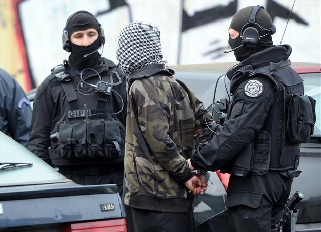 France arrests 10 in new raids on Islamists: source
