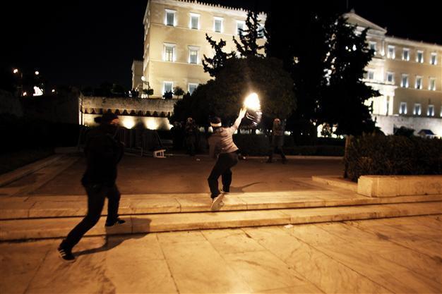 Journalists hurt in clashes after retirees suicide in Athens: police