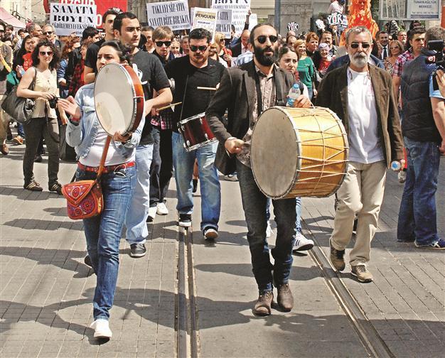 Actors gather to protest new theater regulations