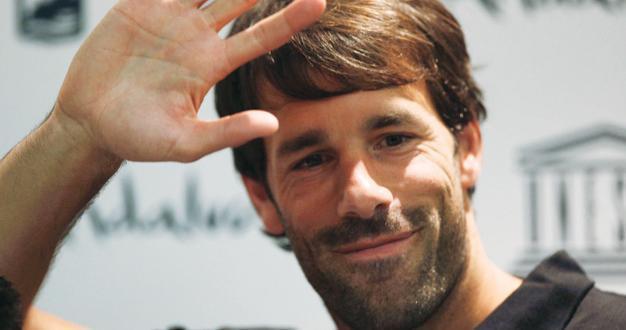 Ruud Van Nistelrooy hangs boots