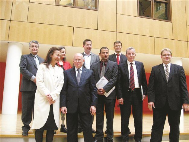 Is the right eye of German intelligence closed