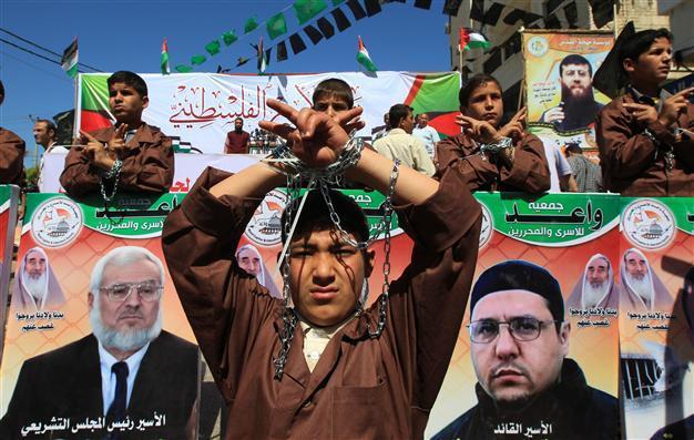 1,200 Palestinian prisoners begin hunger strike