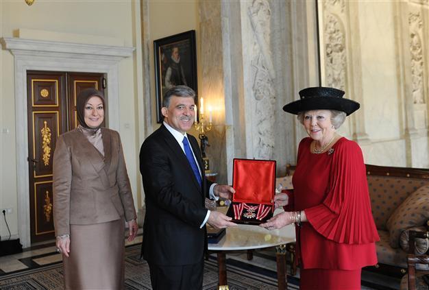 President Gül receives Dutch honor medal