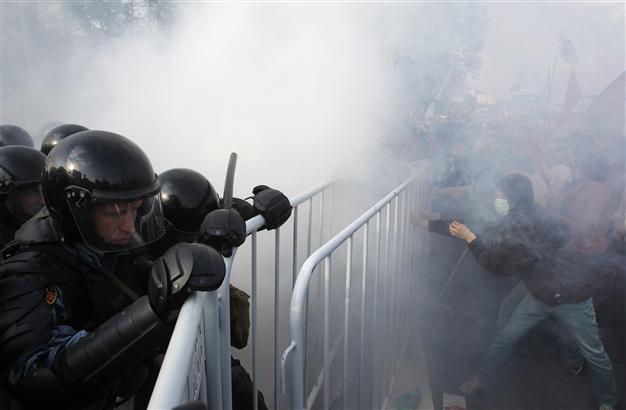 Putin returns to Kremlin under protest shadow