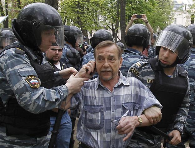 Moscow police detain 120 on Putin inauguration
