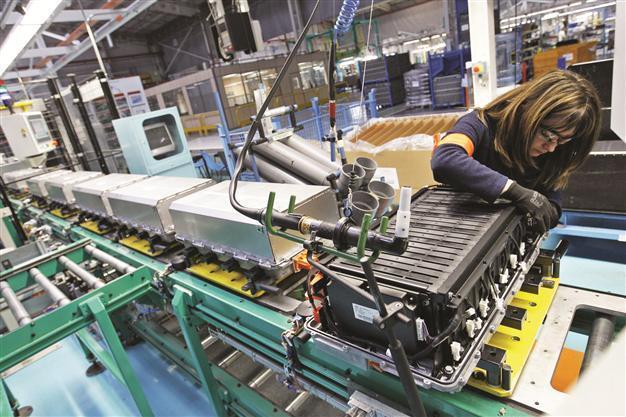 Spanish industrial output falls sharply