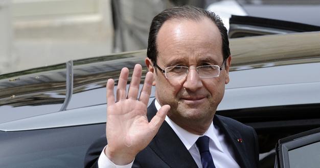 Hollande changes plane after lightning strike