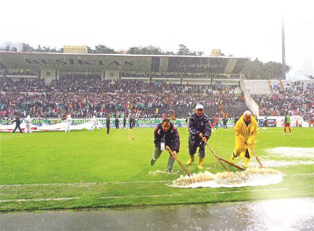 Galatasaray, Beşiktaş to make their rain-delayed start