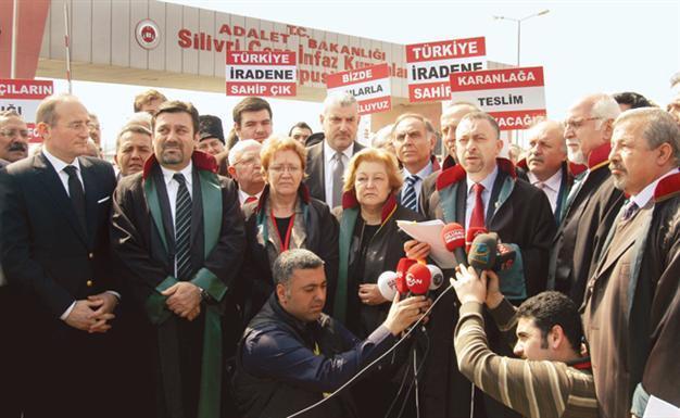 Balyoz lawyers complain about court to top board