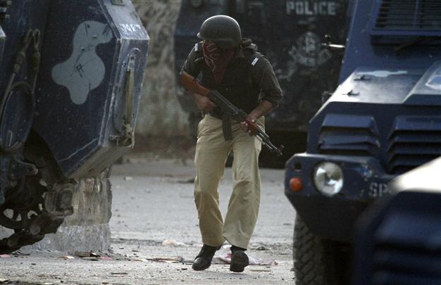 Teenage suicide bomber kills 20 in Pakistan