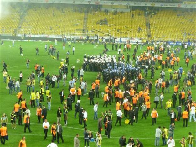 Fener fans clash with police as Galatasaray wins championship