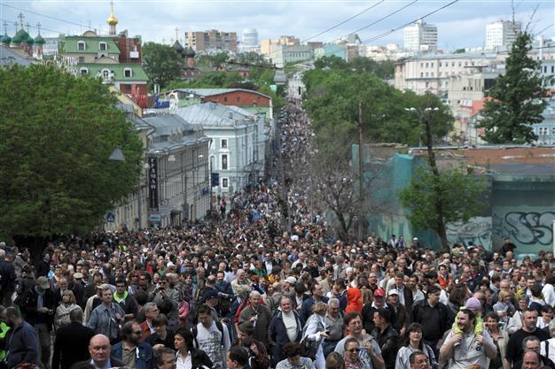 Russian writers lead thousands on opposition walk