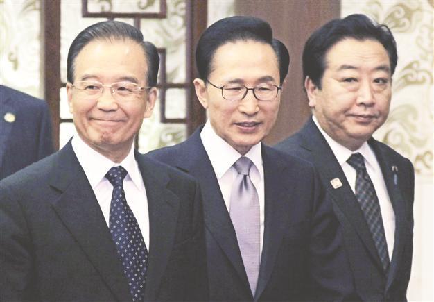 Asian giants strike deal to start talks on three-way trade pact