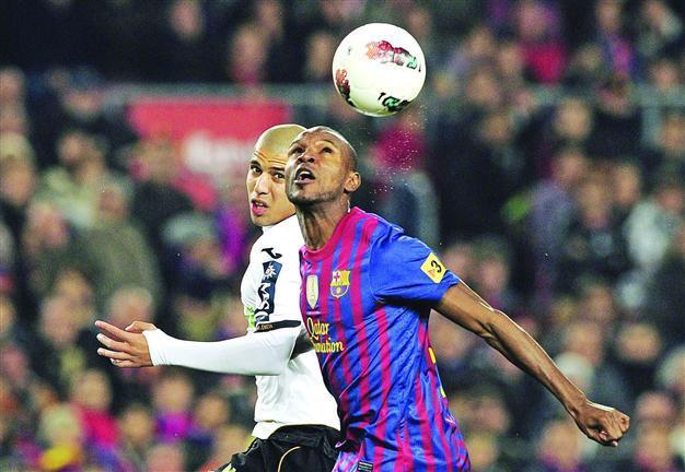 Barcelonas Abidal ‘improving’ after liver operation