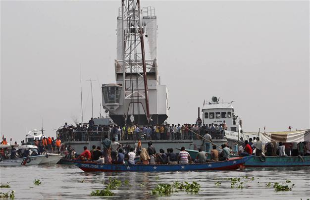 India ferry capsizes; 103 dead, 100 missing