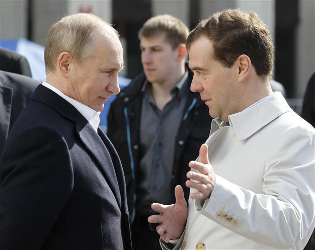 Putin joins over 100,000 at May Day march