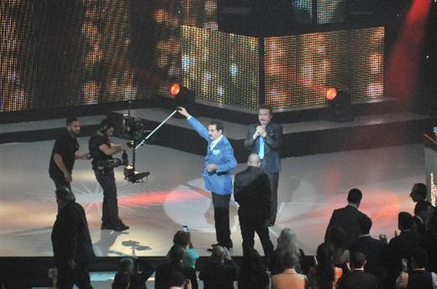 İbrahim Tatlıses tosses away walking stick at award ceremony