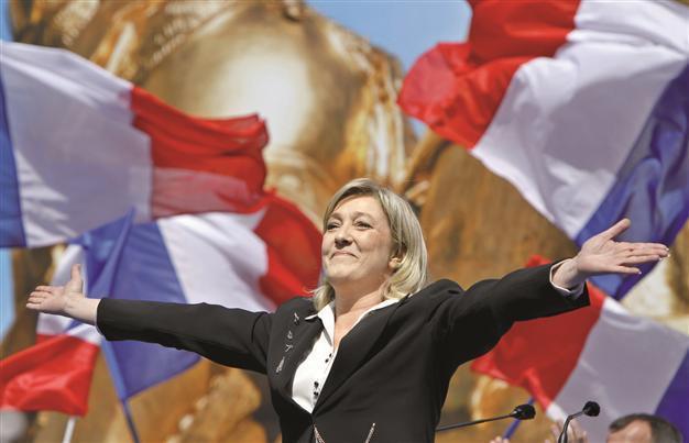 Le Pen endorses neither Sarkozy nor Hollande