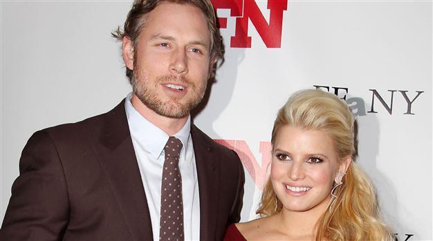 Jessica Simpson gives birth to baby girl
