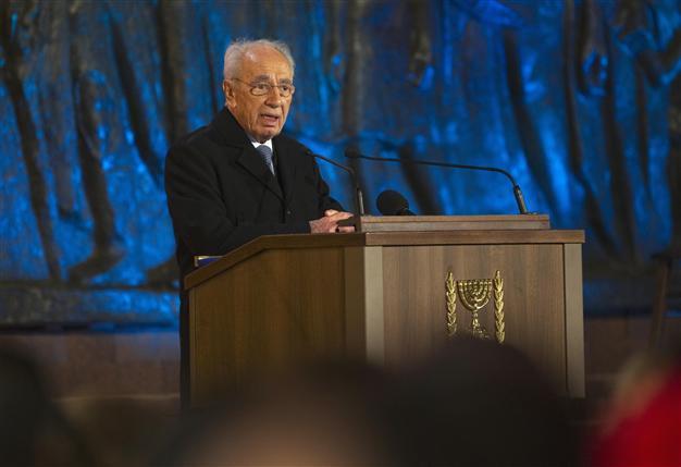 Peres tells own story at Israel Holocaust ceremony