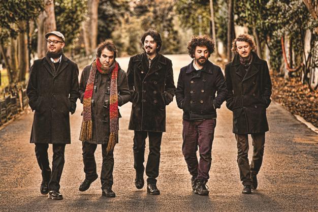 Local experimental band Replikas live in town