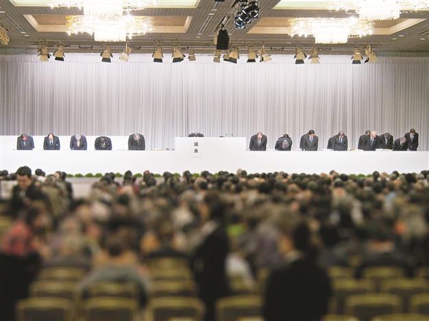 New Olympus board gets approval, bows to company