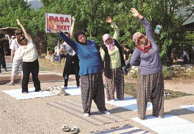 Women practice yoga to protest demolition