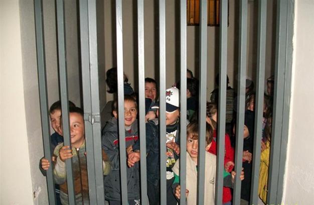 Children photographed behind bars in field day trip in Turkey