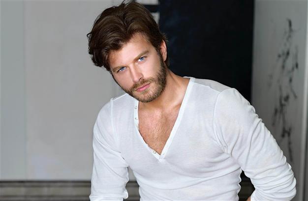 Turkish stars Tatlıtuğ and Öden visit Dubai