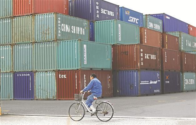 Japanese current account surplus dips