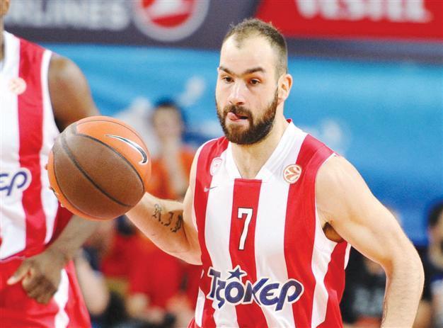 Olympiacos one win away from title