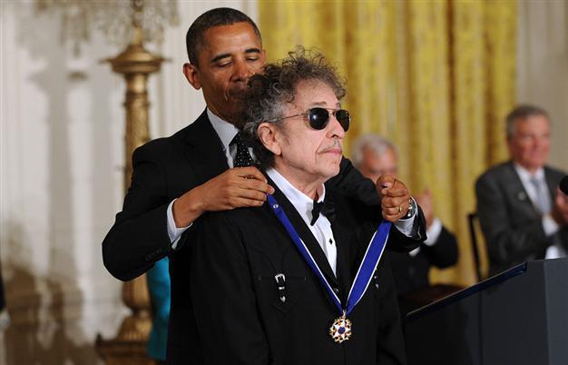 Obama honors Dylan, other heroes for their influence